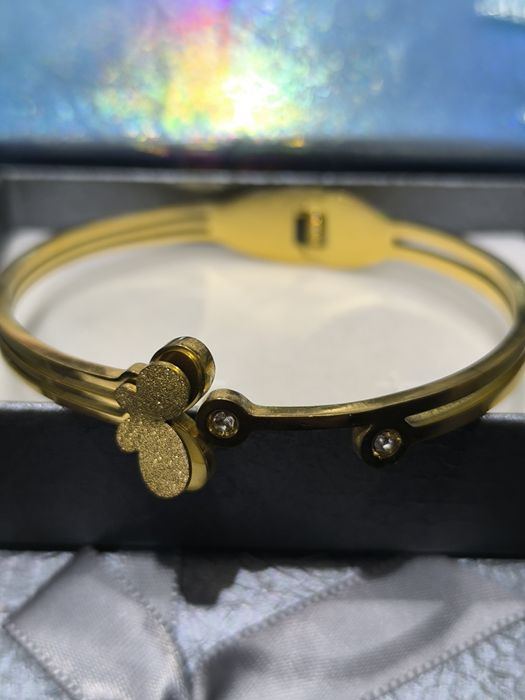 Sztywna bransoletka motylek