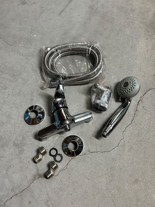 Conjunto de torneira com chuveiro