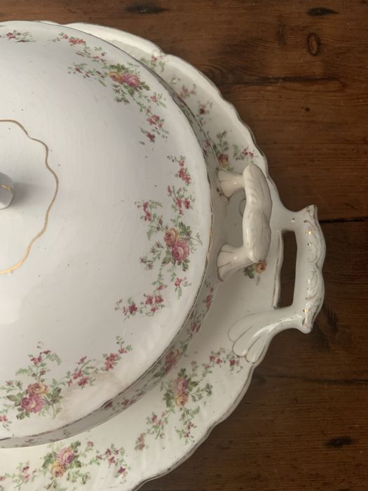 Vintage Terrina muito antiga com  prato igual