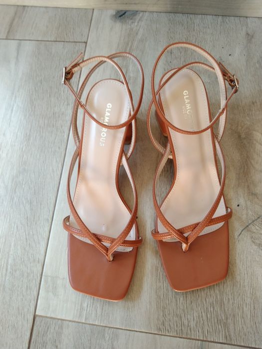 Piękne buty na słupku, sandałki