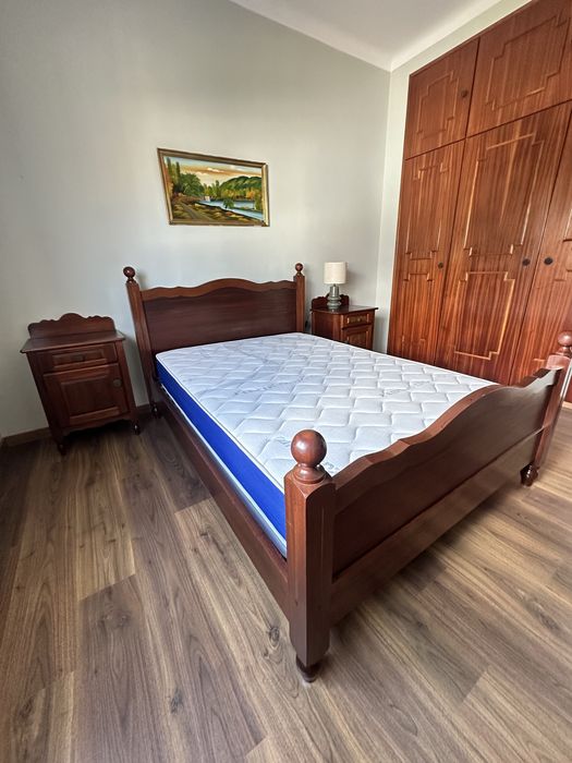 Cama de casal em madeira maciça + 2 mesas de cabeceira + colchão