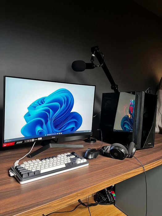 Zestaw komputer + Monitor + Myszka + Klawiatura + Sluchawki + Mikrofon