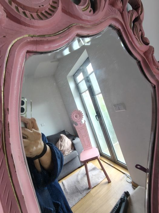 Penteadeira antiga com 2 cadeiras.