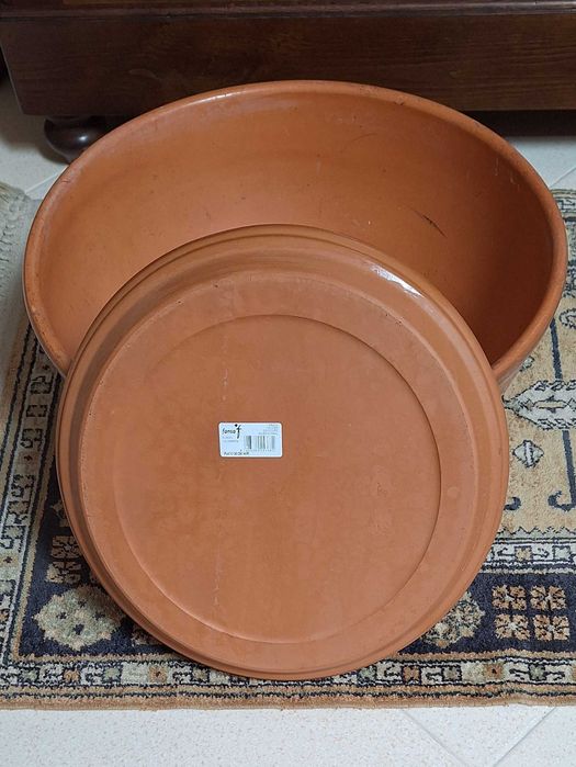 Floreira redonda em barro vermelho