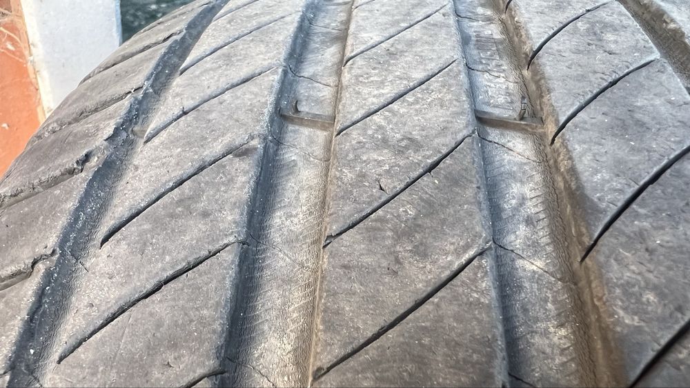Dois pneus Michelin 195 / 65 R 15 Primacy 4 - kangoo