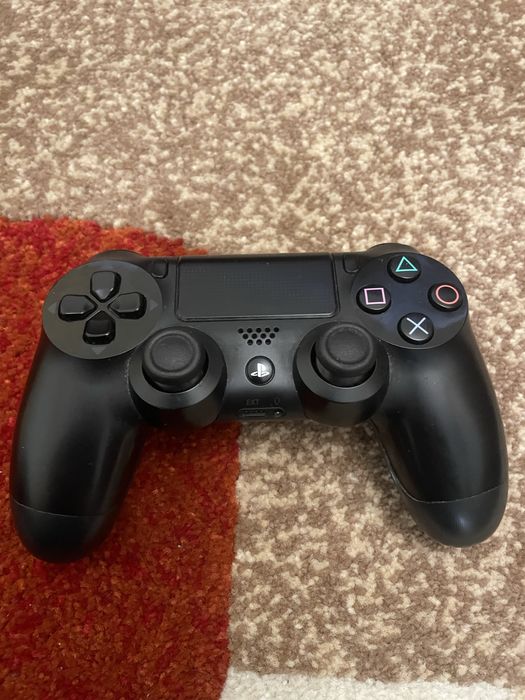 PS4(Playstation 4) Original,com dois comandos,cabos e um jogo de luta.