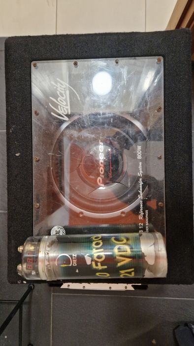 Subwoofer c/caixa, amplificador e condensador.