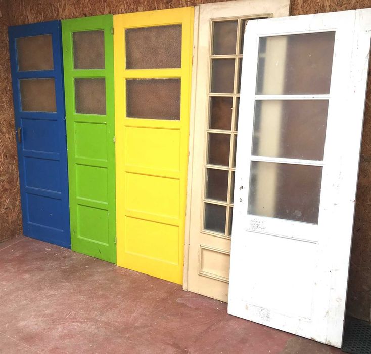 Portas antigas em madeira maciça, sem aduela