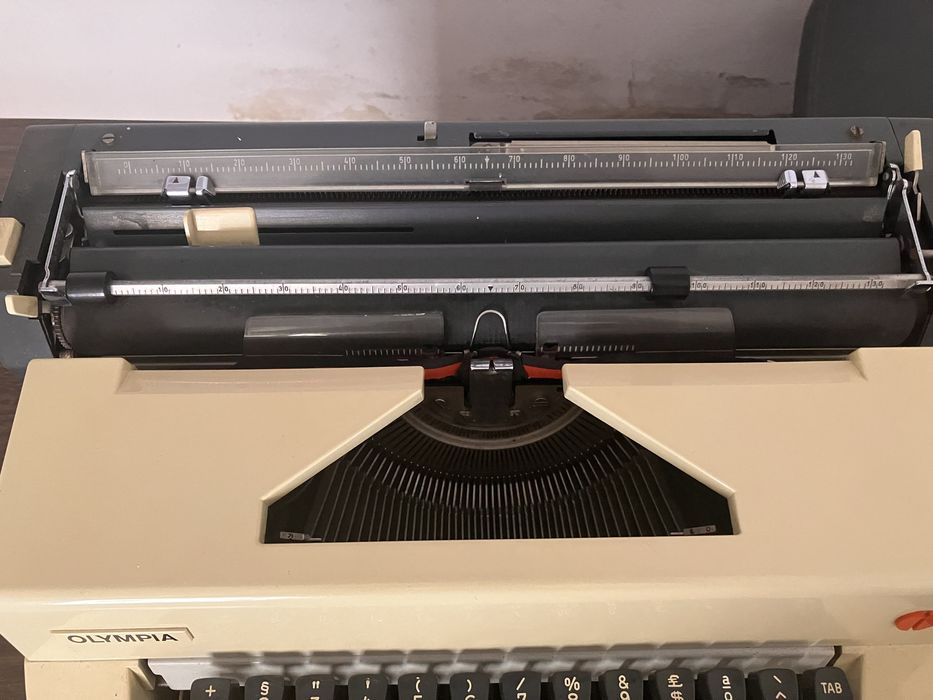 Máquina de escrever antiga Olympia