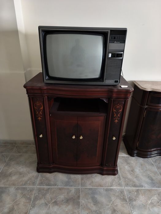 Móvel de TV Vintage com Televisor de Época - Madeira Maciça, Clássico Perfeito
