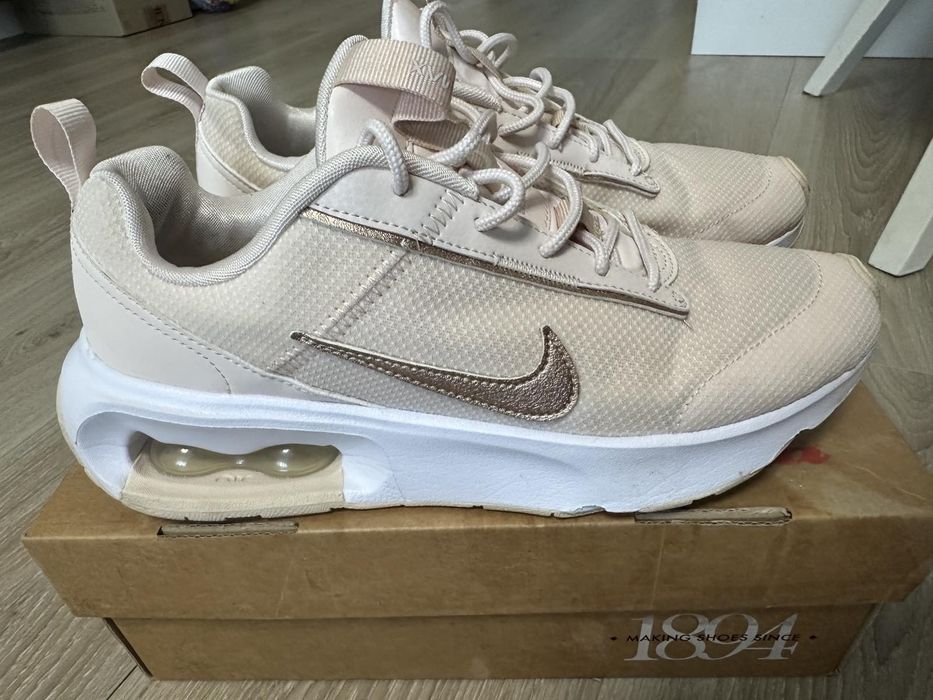 Жіночі кросівки Nike