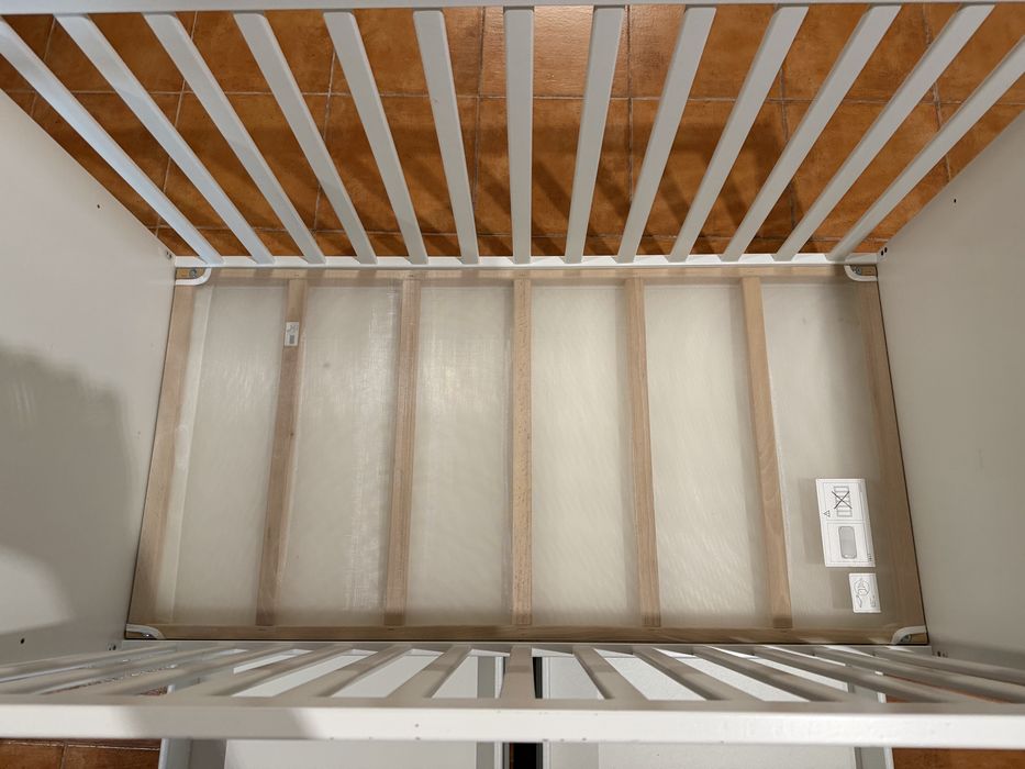 Berço de bebé Ikea branco com colchão e 2 gavetas