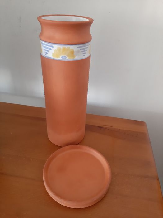 Jarra em barro e ceramica com base