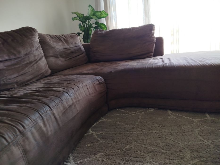 Sofá castanho com chaise longue