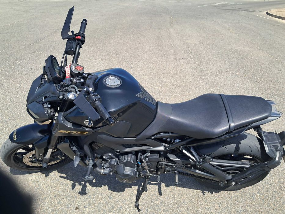 Yamaha MT-09 Preta/Dourada