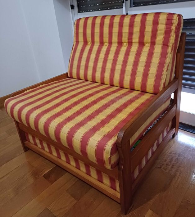 Sofá com pequena cama embutida