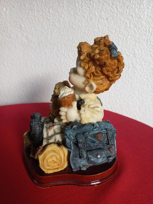 Estatueta menina no pic-nic