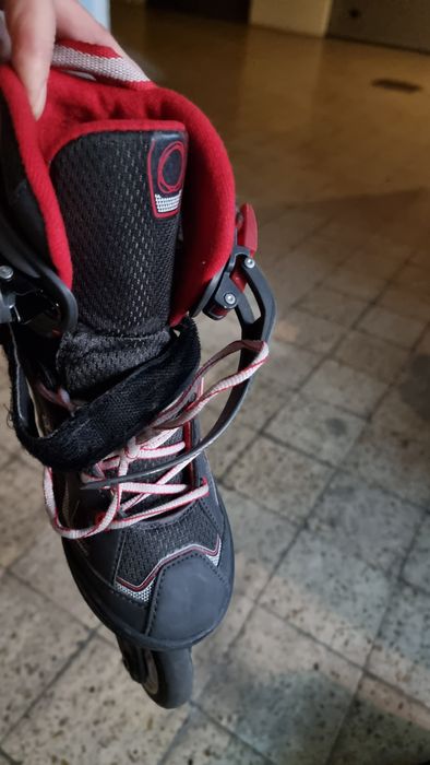 Dois pares de patins em linha