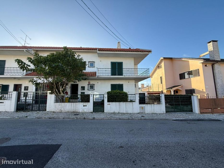 Moradia Familiar de Sonho: Conforto e Tranquilidade em Localização Pri