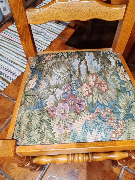 Vendo mesa de jantar em madeira com 6 cadeiras