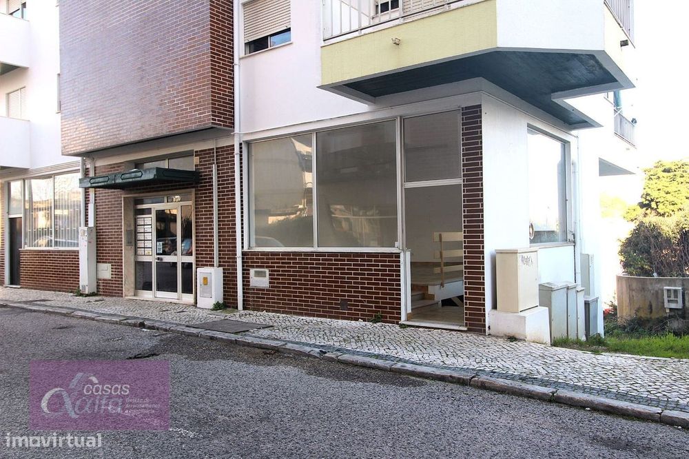 Loja com 2 pisos Capuchos Leiria