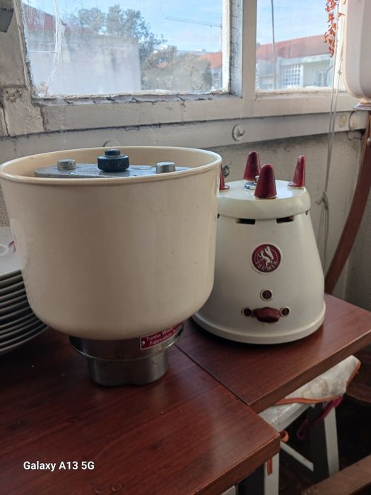 Vintage Cake-Making Machine425231083111731201