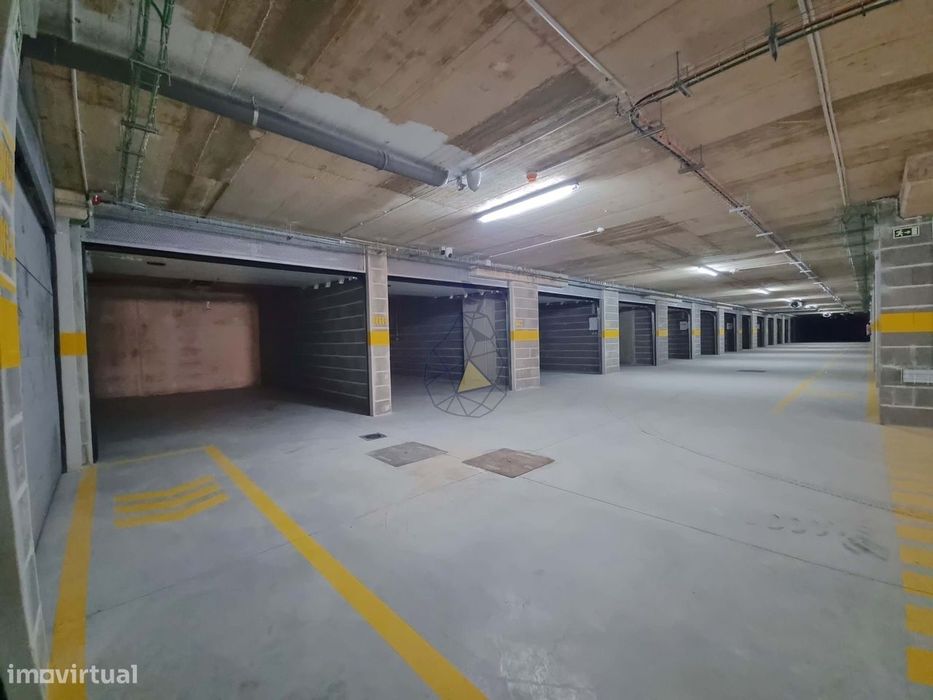 Garagens Box à Venda em Portimão — de 16 m² a 28 m², entre a estação d