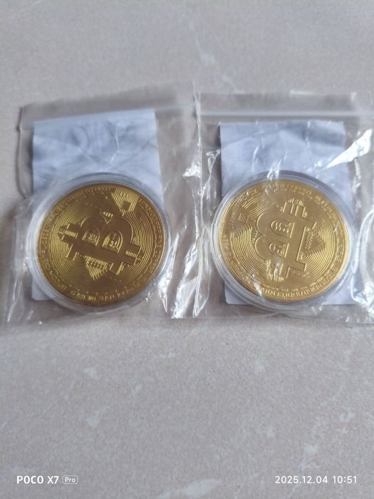 Монета BTC Біткоїн Bitcoin в капсулі gold.