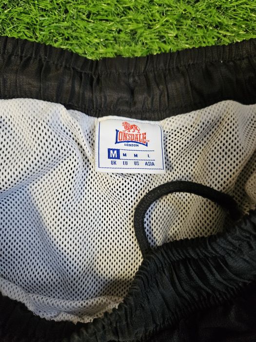 Продам фірмові шорти  *Lonsdale*