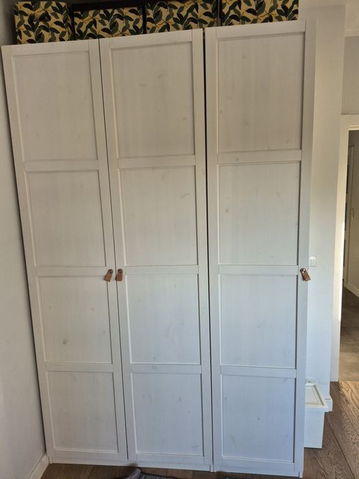 Szafa PAX 150x60x236  z białymi drewnianymi drzwiam i
