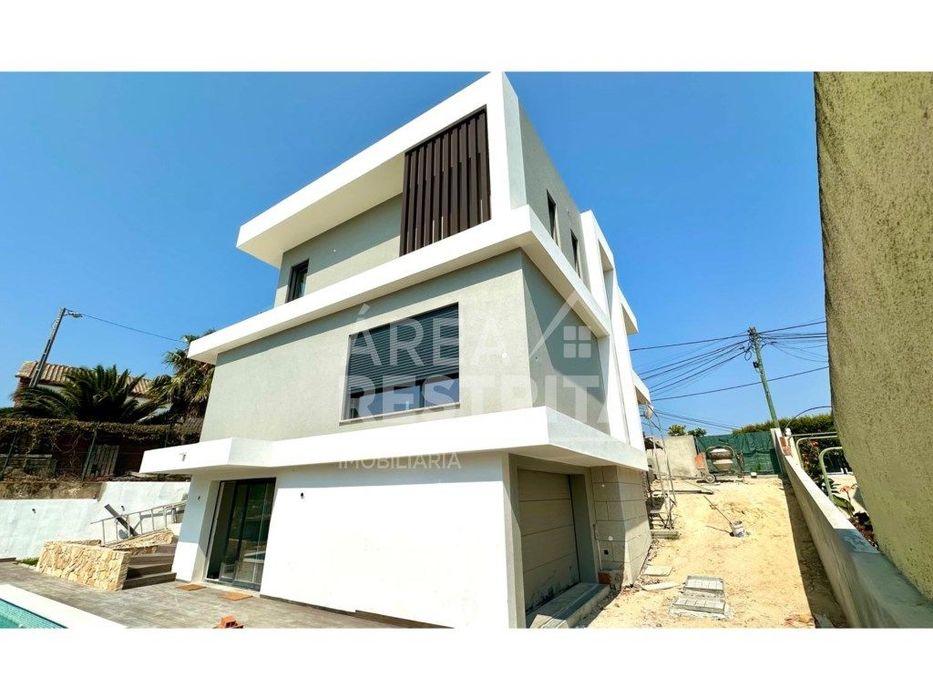 Moradia Nova T4+1 Isolada com Piscina - Charneca de Caparica (Almada)