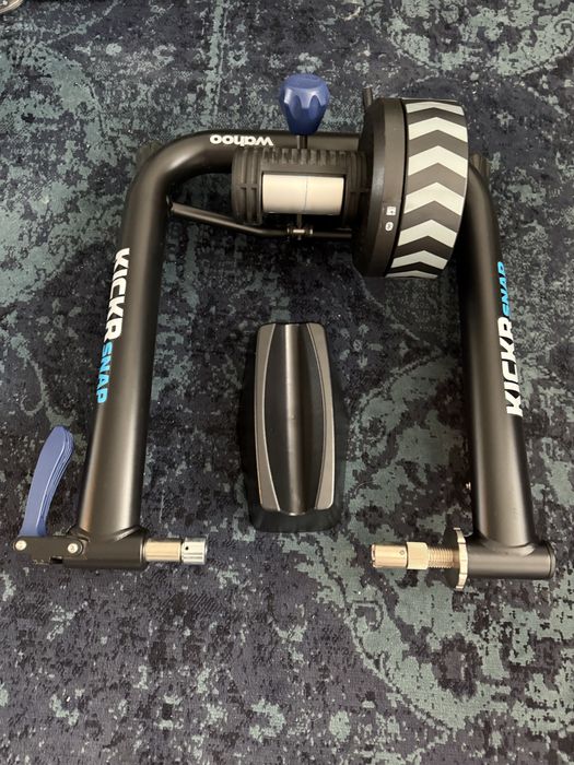 Trenazer Wahoo KICKR SNAP + adapter do sztywnej osi + opona treningowa | Stan idealny