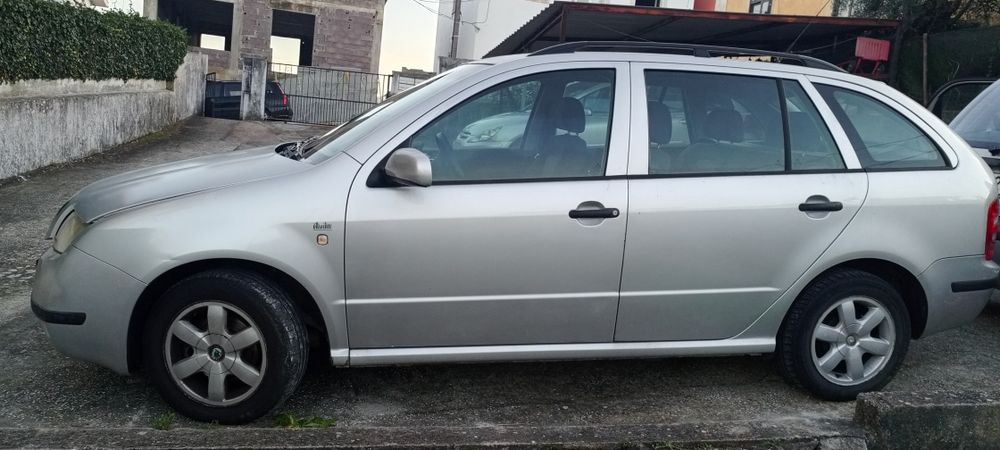 Estou vendendo um Skoda Fabia em excelente estado.