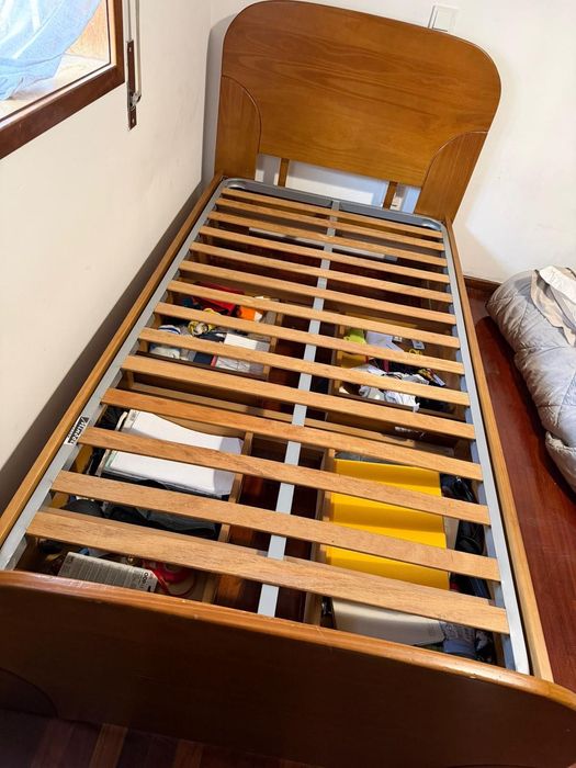 Cama C/Colchão (Corpo e meio, com 4 gavetas laterais de arrumos)