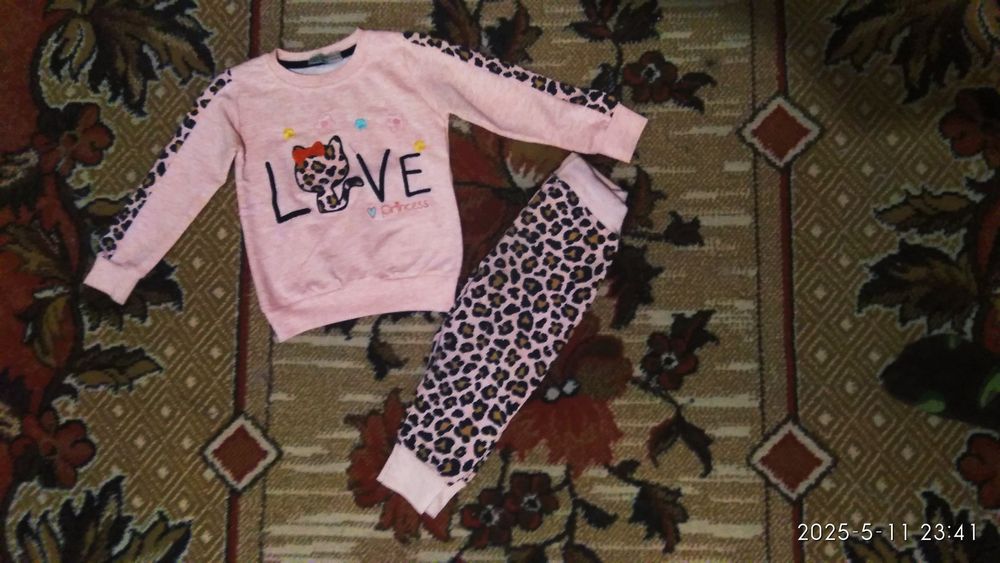 Костюмчик на дівчинку