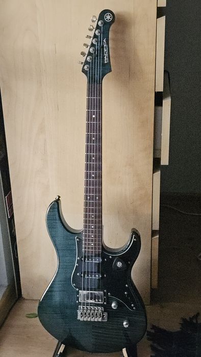 Yamaha Pacifica 612V II FM IDB
11