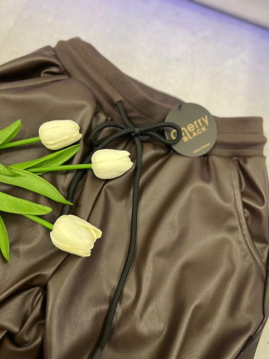 Spodnie joggery skóra – brązowe