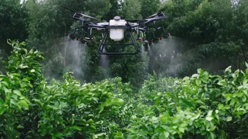 DJI Agras T30 – професійний агродрон 30 л, готовий до роботи.