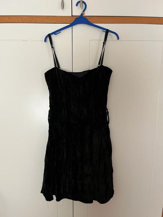 Vários  vestidos tamanho M alguns são novos sem etiqueta,