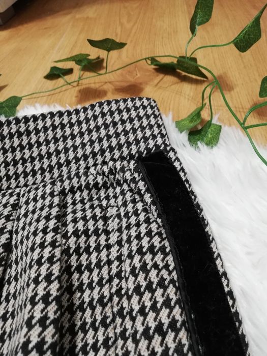 Damskie czarne, spodnie w kratke z lampasem