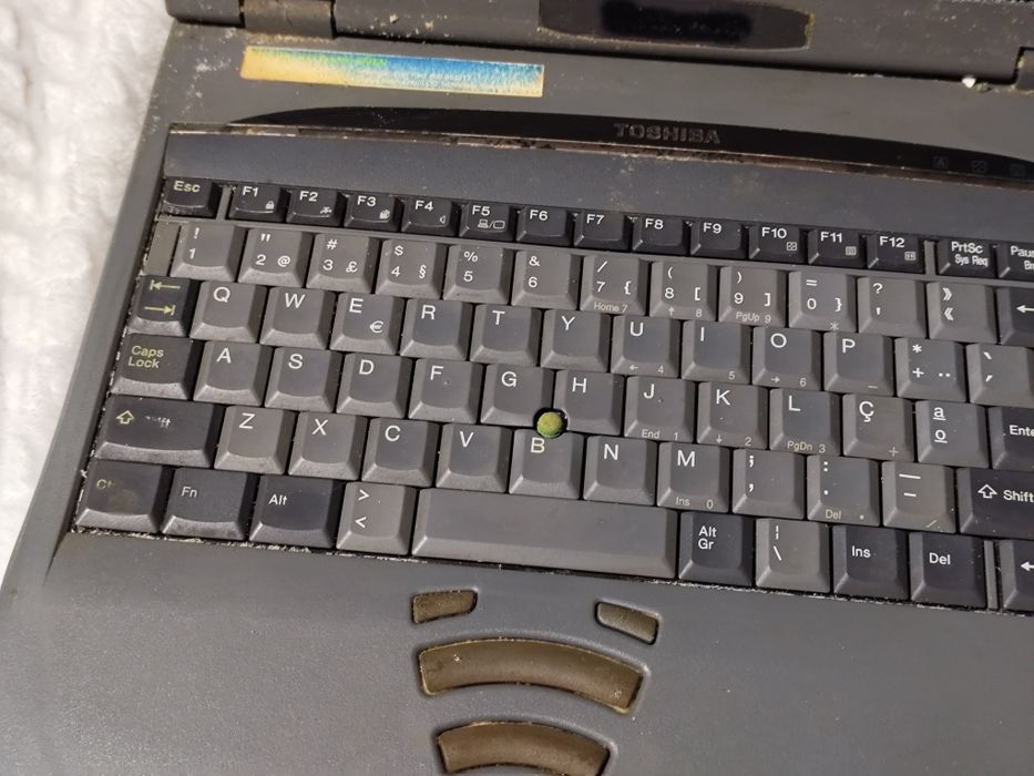 Portátil Toshiba T8100 antigo sem disco para peças