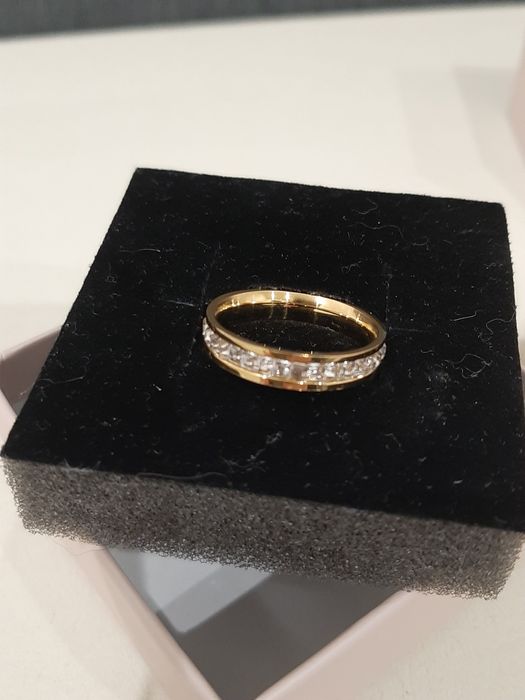 Anel / Aliança dourada com brilhantes