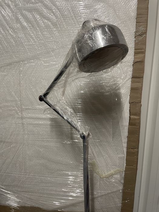 Candeeiro de pé articulado da AREA