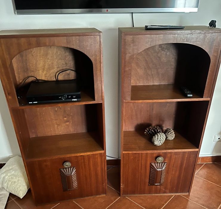 Estante dupla de madeira