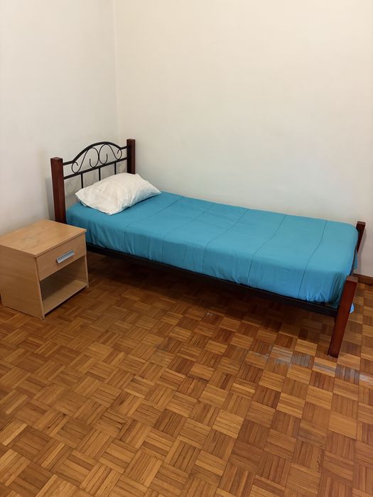 Aluga-se quarto com varanda a trabalhador (preferência)