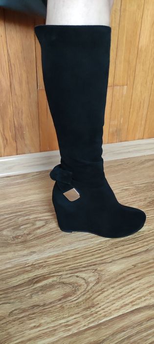 Чоботи зимові, натуральна замша,36 розмір йде на 35, всередині мех