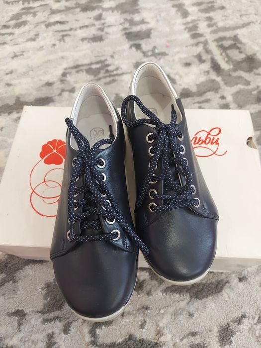 Шкіряні кросівки для дівчинки