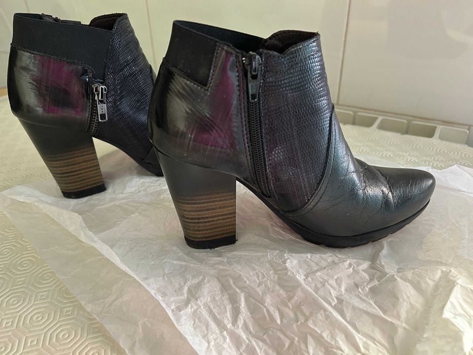 Botas de pele pretas, número 36. Bons detalhes estéticos.