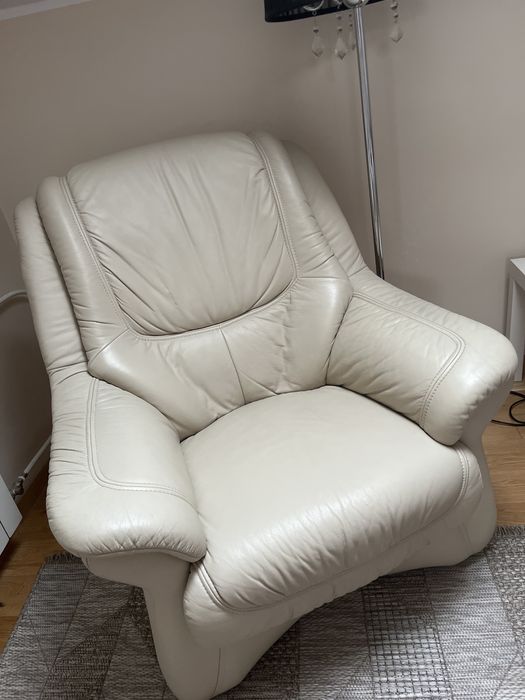 Skorzany bialy/ ecru fotel