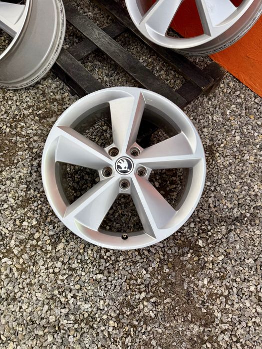 Диски R18 5.112 ET51 цо 57.1 гольф gti 5 6 7 шкода а5 а7 джета